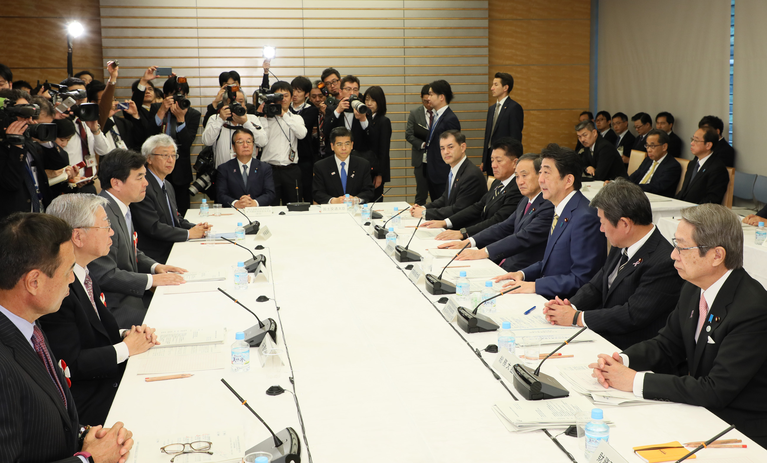 安倍总理在总理大臣官邸召开了2018年第13次经济财政咨询会议。