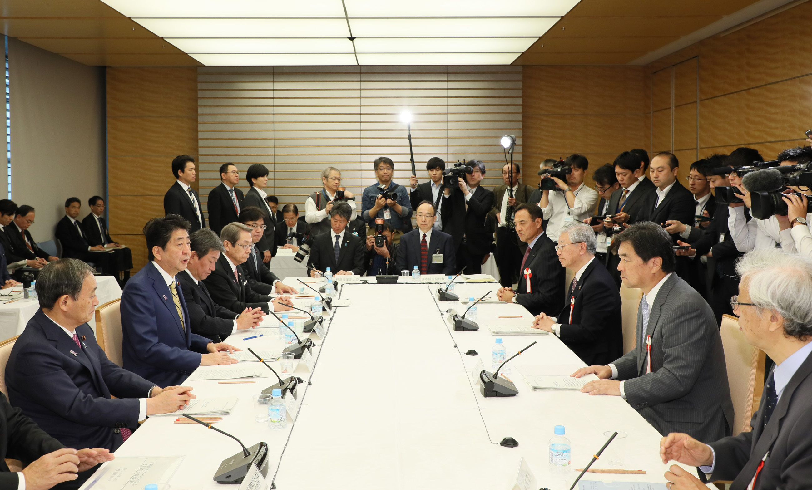 安倍总理在总理大臣官邸召开了2018年第13次经济财政咨询会议。