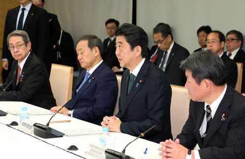 安倍总理在总理大臣官邸召开了2018年第14次经济财政咨询会议。