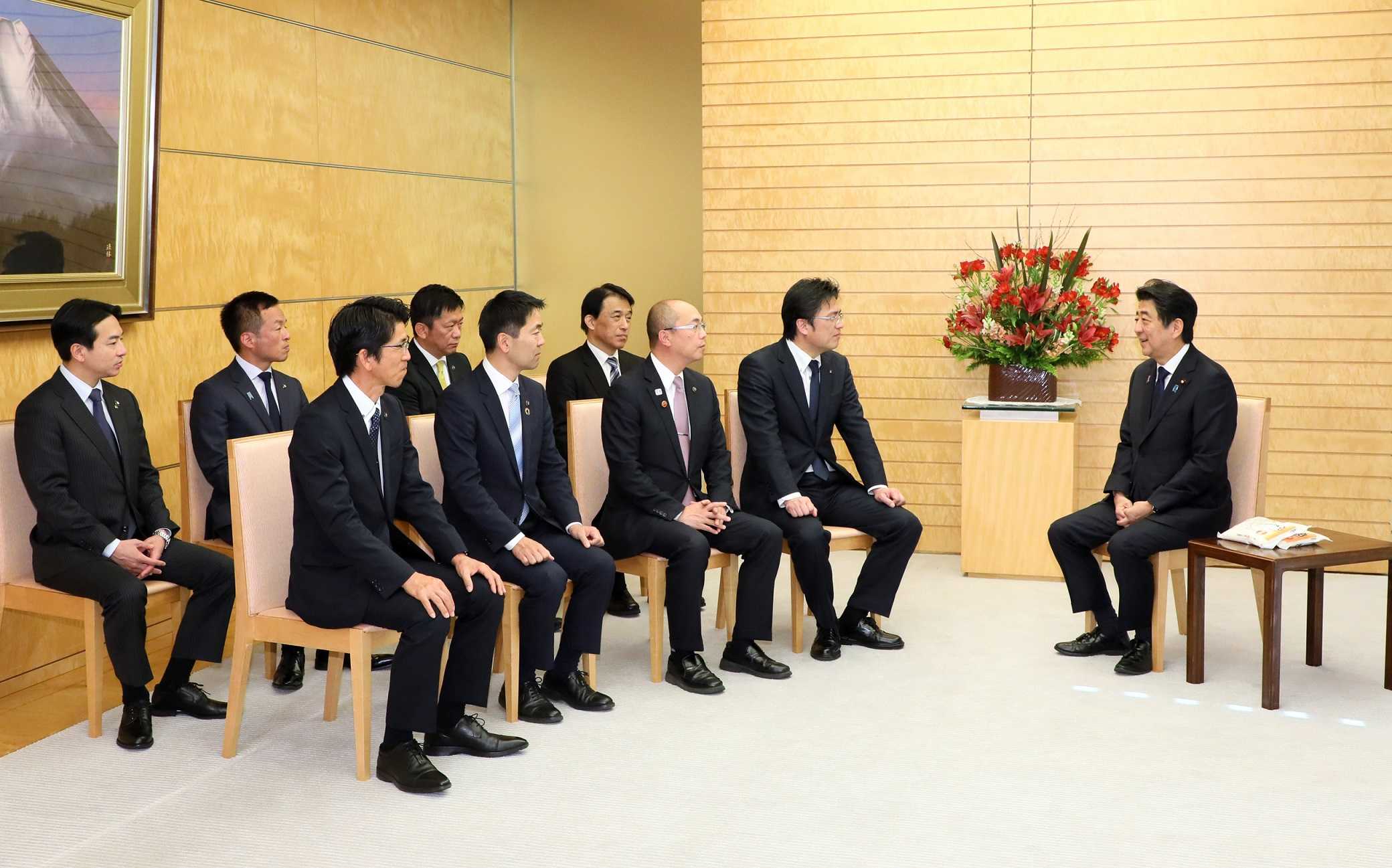 安倍总理在总理大臣官邸接受了全国青年市长会的拜访。