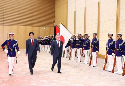 安倍总理在总理大臣官邸与约旦国王阿卜杜拉二世·本·侯赛因陛下举行了首脑会谈等。