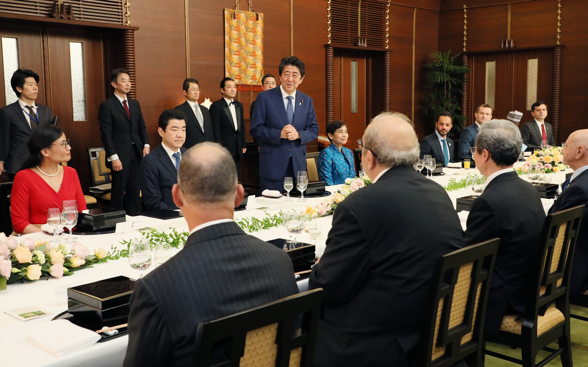 安倍总理在总理大臣公邸邀请会说日语的驻日各国大使举行了午餐会。