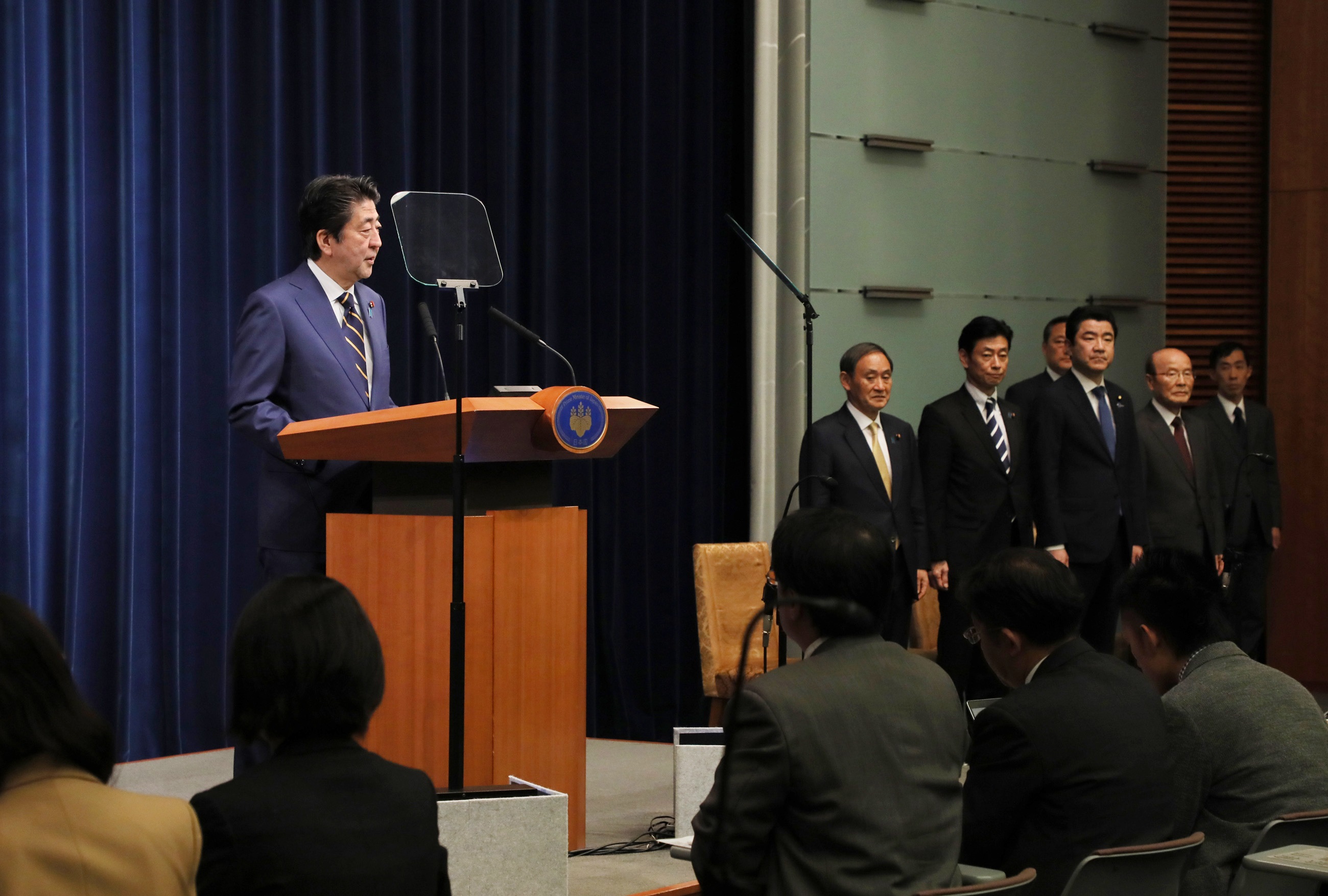 安倍总理举行了记者招待会。