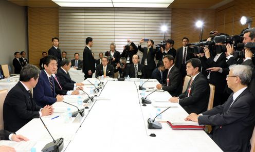 安倍总理在总理大臣官邸召开了2018年第16次经济财政咨询会议。