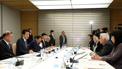 安倍总理在总理大臣官邸召开了第33次行政改革推进会议。