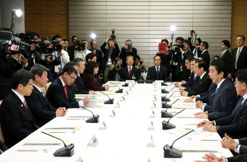 安倍总理在总理大臣官邸召开了第18次宇宙开发战略本部会议。