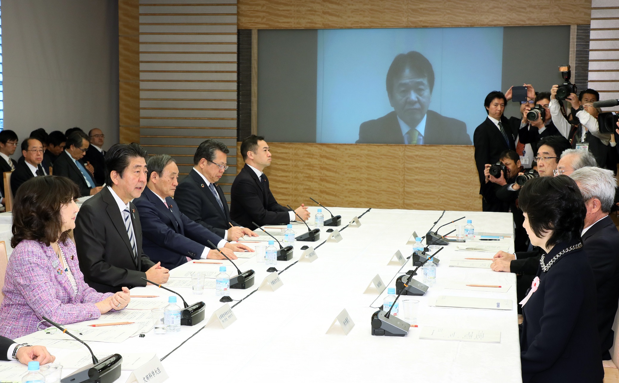 安倍总理在总理大臣官邸召开了第37次国家战略特别区域咨询会议。