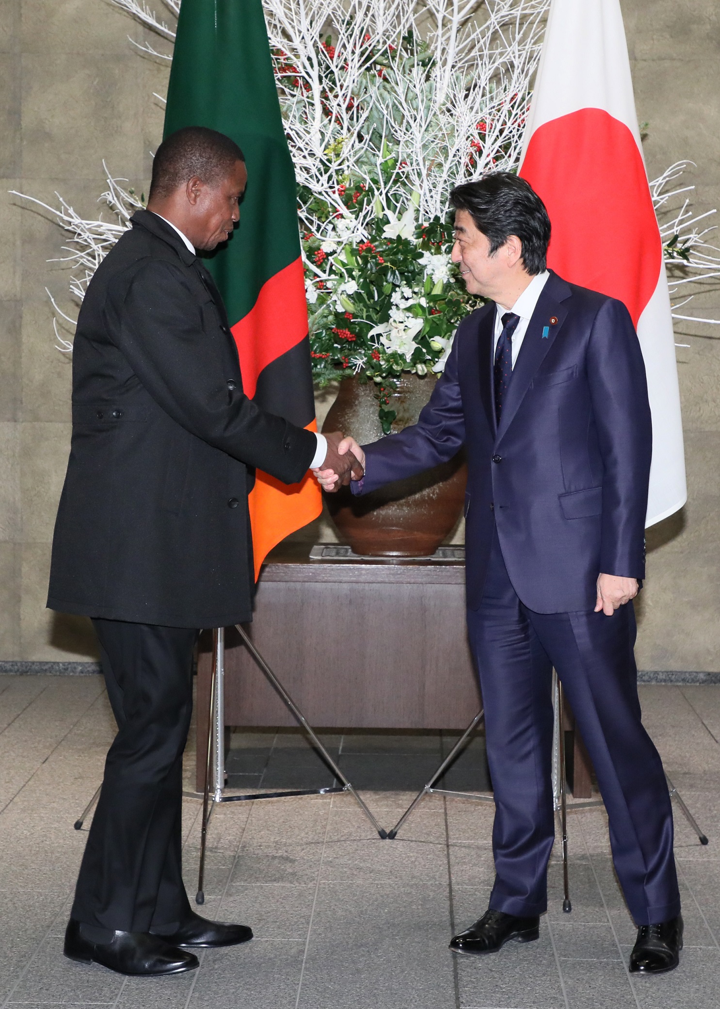 安倍总理在总理大臣官邸与赞比亚共和国总统埃德加・查格瓦・伦古举行了首脑会谈等。