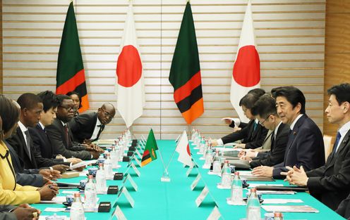安倍总理在总理大臣官邸与赞比亚共和国总统埃德加・查格瓦・伦古举行了首脑会谈等。