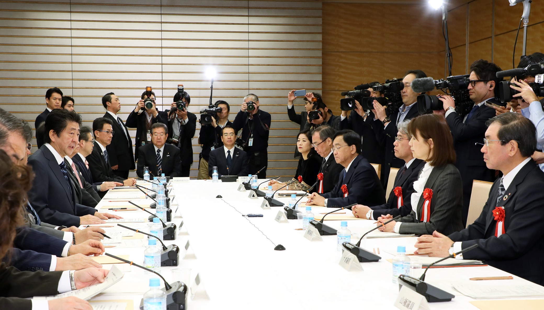 安倍总理在总理大臣官邸召开了第41次综合科学技术・创新会议。