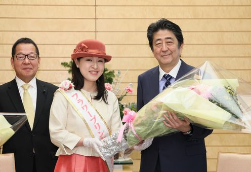 安倍总理在总理大臣官邸接受了淡路花卉合作社联合会等赠送的花卉等。