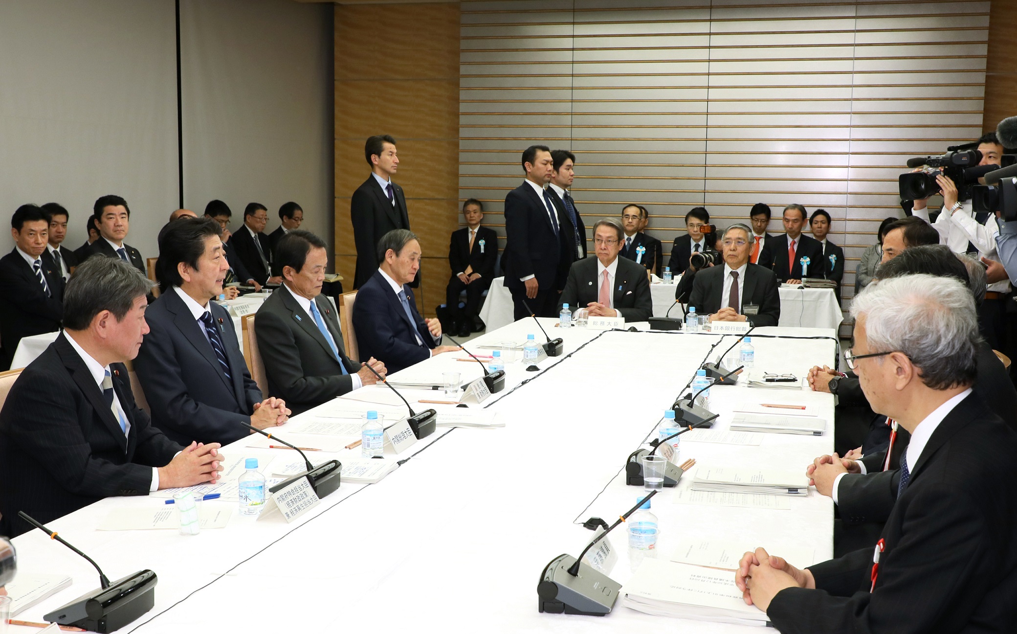 安倍总理在总理大臣官邸召开了2018年第17次经济财政咨询会议。