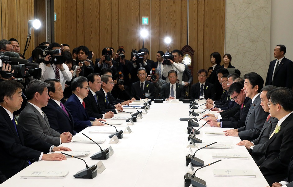 安倍总理在总理大臣官邸召开了第30次犯罪对策阁僚会议。