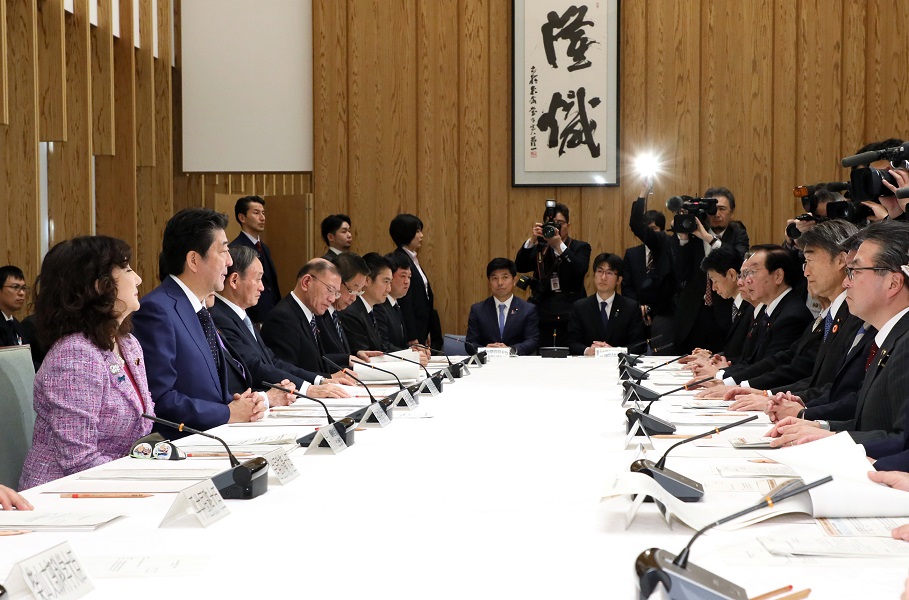 安倍总理在总理大臣官邸召开了第12次地方分权改革推进本部会议。