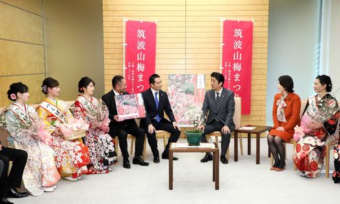 安倍总理在总理大臣官邸接受了茨城县筑波市市长五十岚立青等的拜访。