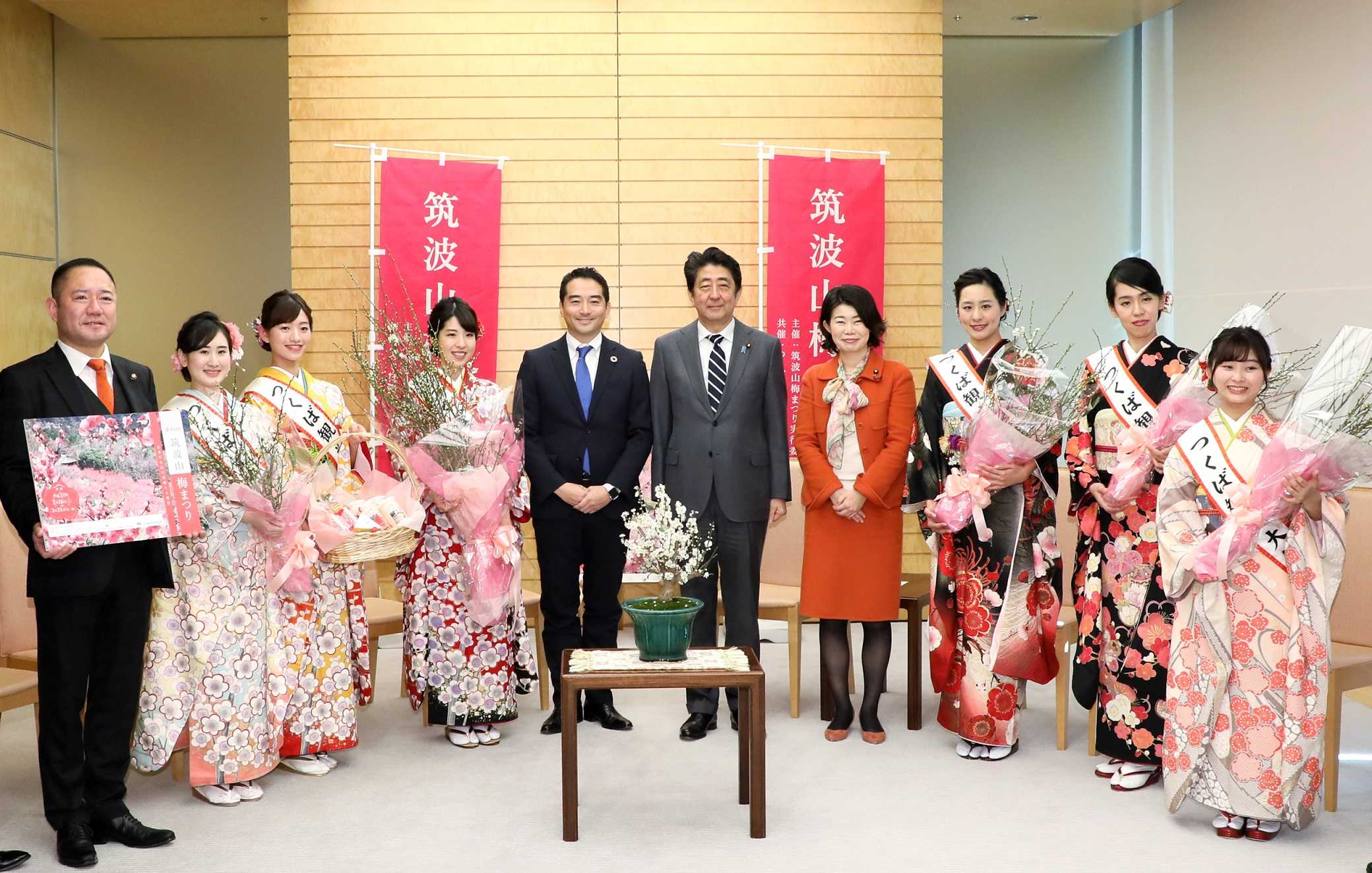 安倍总理在总理大臣官邸接受了茨城县筑波市市长五十岚立青等的拜访。
