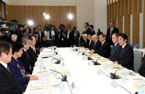 安倍总理在总理大臣官邸召开了第44次教育再生实行会议。