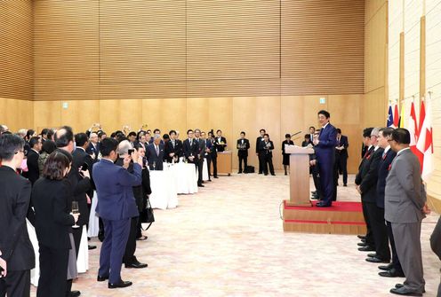 安倍总理在总理大臣官邸出席了《全面与进步跨太平洋伙伴关系协定》（TPP11）生效纪念典礼。