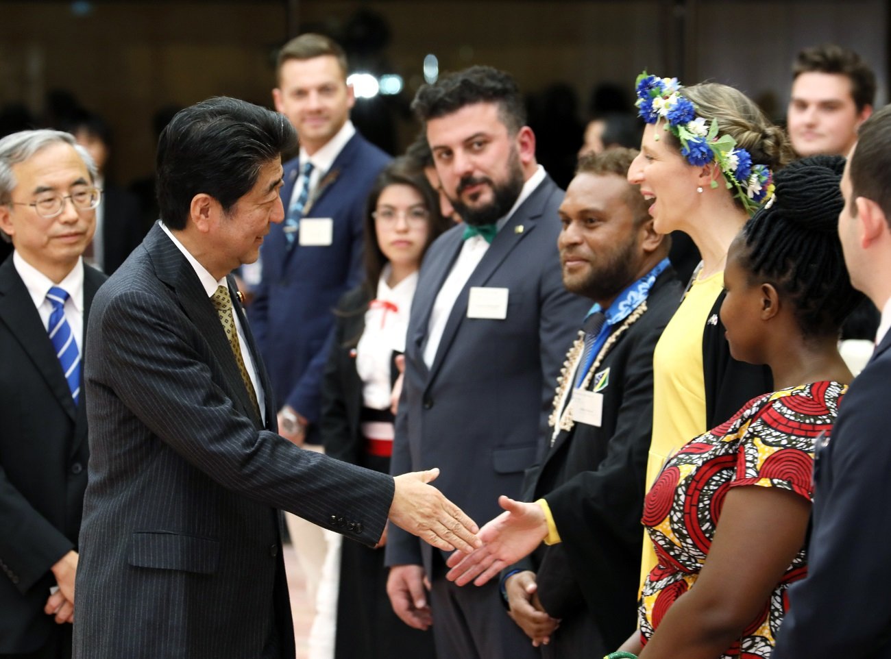 安倍总理在总理大臣官邸接受了参加明治150年纪念世界青年之船事业的青年代表的拜会。
