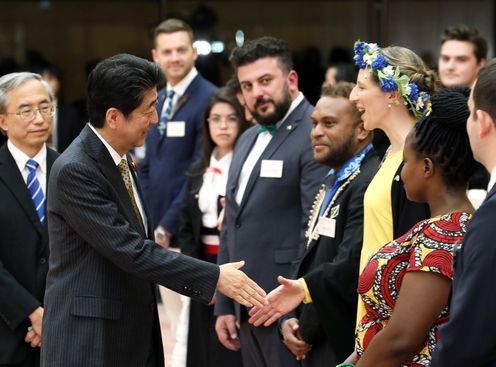 安倍总理在总理大臣官邸接受了参加明治150年纪念世界青年之船事业的青年代表的拜会。