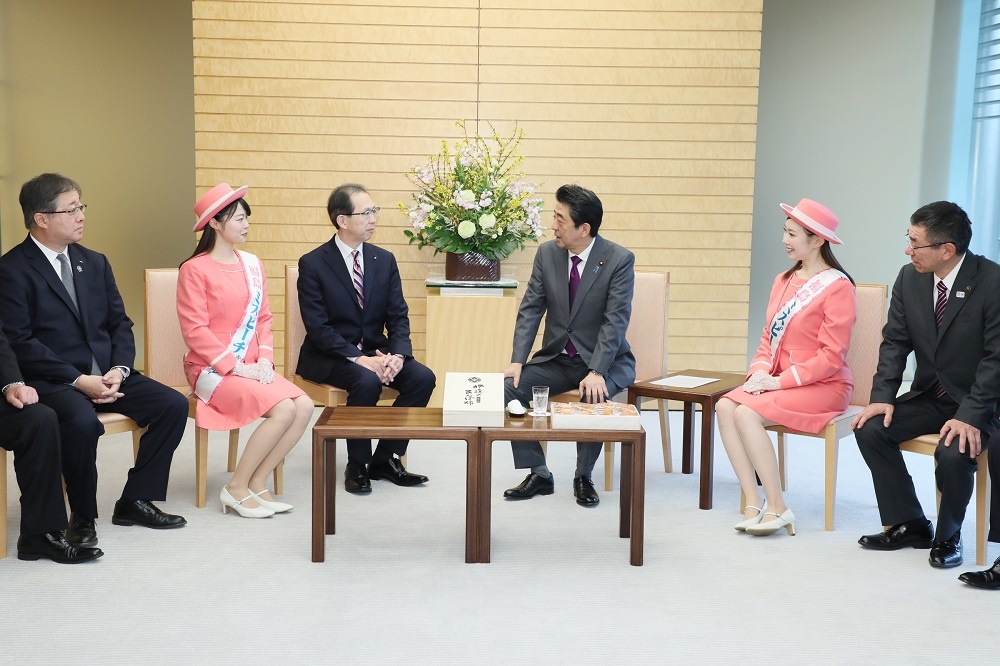 安倍总理在总理大臣官邸接受了福岛县知事内堀雅雄等赠送的天干柿。