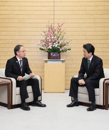 安倍总理在总理大臣官邸会见了冲绳县知事玉城丹尼（Denny）。