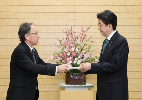 安倍总理在总理大臣官邸会见了冲绳县知事玉城丹尼（Denny）。