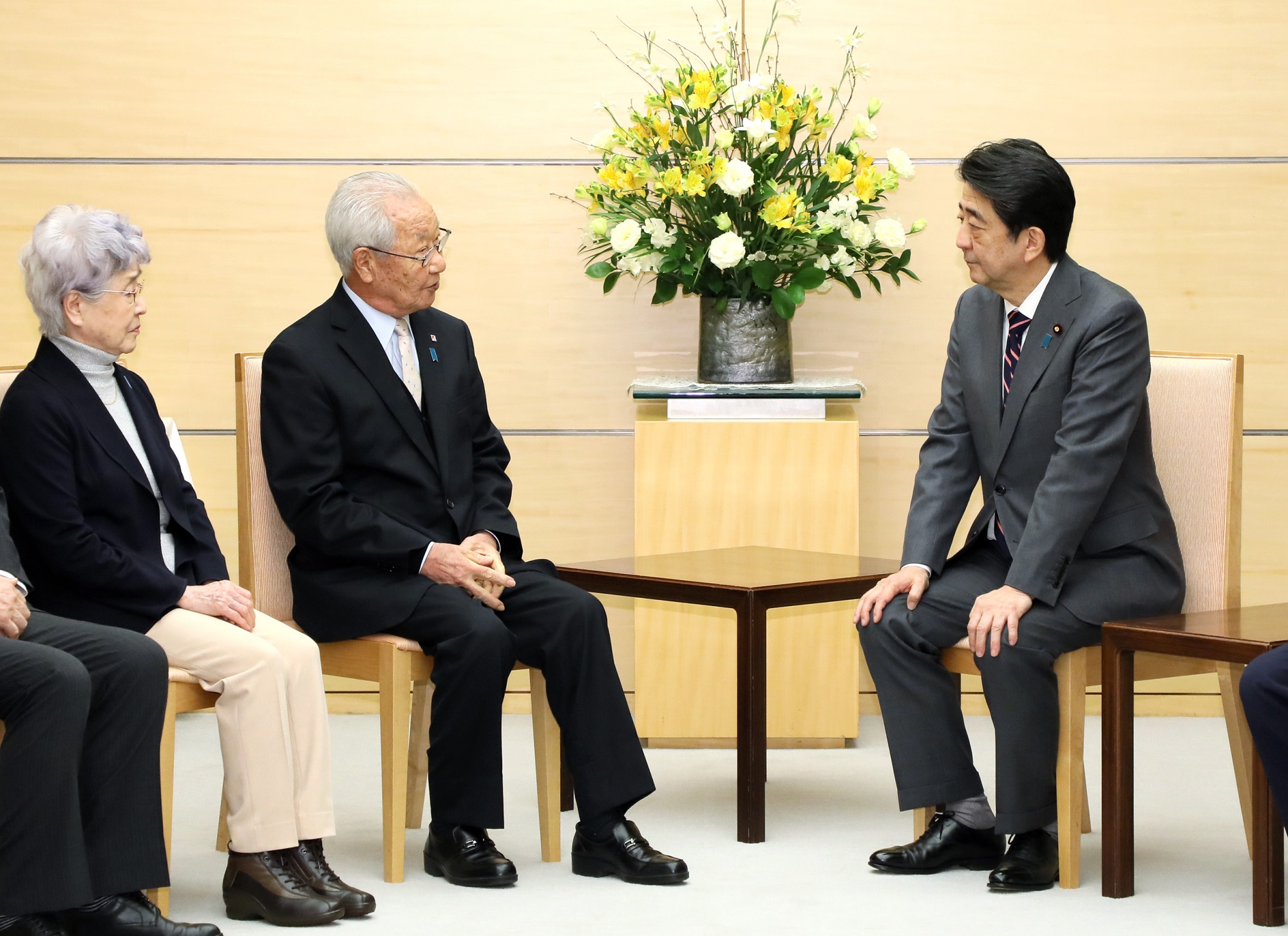 安倍总理在总理大臣官邸与被北朝鲜绑架受害者家属等进行了会面。