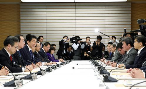 安倍总理在总理大臣官邸召开了第22次复兴推进会议及第48次原子能灾害对策本部会议的联合会议。