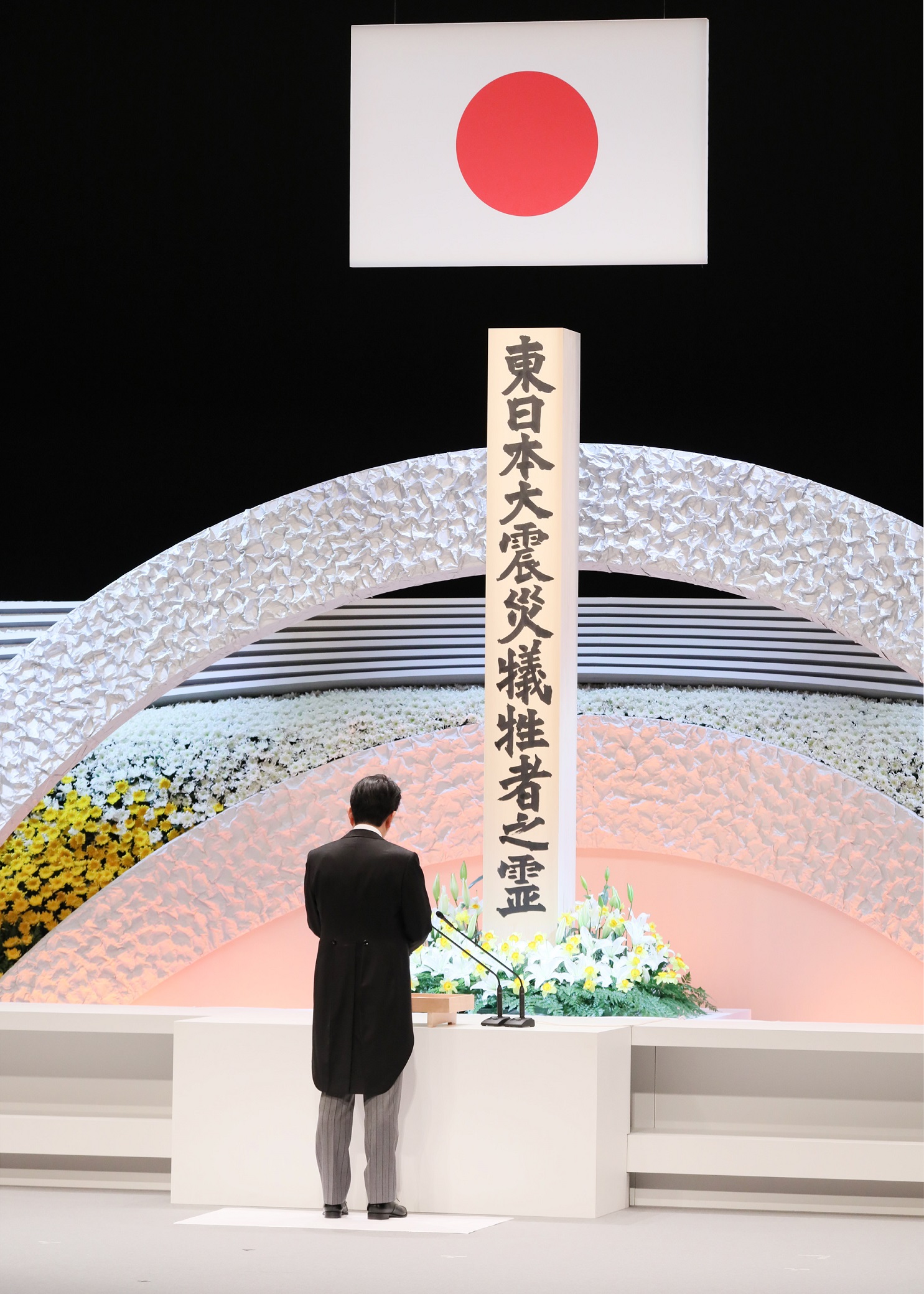 在文仁亲王殿下和亲王妃殿下的莅临之下，安倍总理出席了在东京都内举行的东日本大地震八周年追悼仪式。