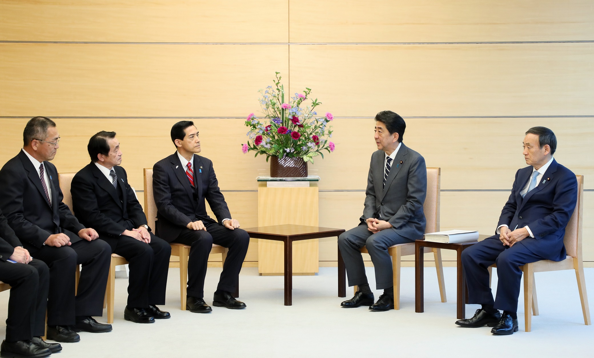 安倍总理在总理大臣官邸与营救被北朝鲜绑架日本人之福井会及地村保志等进行了会面。