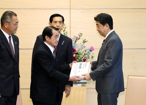 安倍总理在总理大臣官邸与营救被北朝鲜绑架日本人之福井会及地村保志等进行了会面。