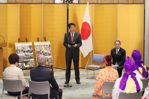 安倍总理在总理大臣官邸出席了2018年度故乡建设大奖・故乡活动大奖内阁总理大臣奖表彰仪式。