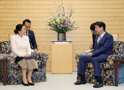 安倍总理在总理大臣官邸接受了老挝人民民主共和国国会主席巴妮・雅陶都等的拜会。