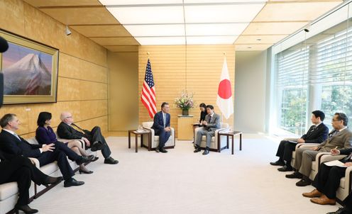 安倍总理在总理大臣官邸接受了参加日美国会议员会议的议员一行的拜会。