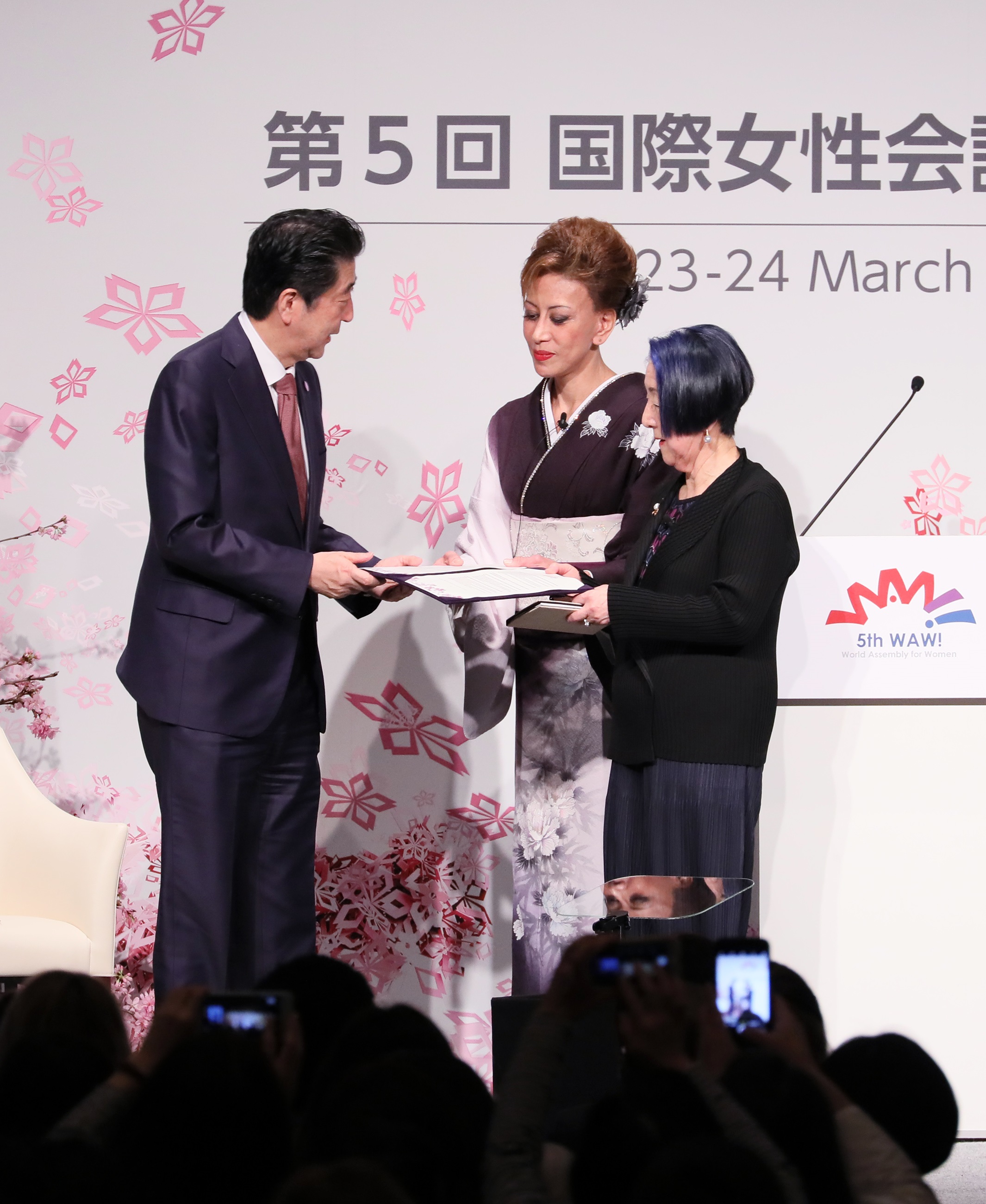 安倍总理出席了在东京都内举行的第5届国际女性会议WAW！/二十国集团妇女会议（W20）。