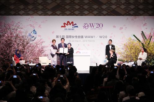 安倍总理出席了在东京都内举行的第5届国际女性会议WAW！/二十国集团妇女会议（W20）。