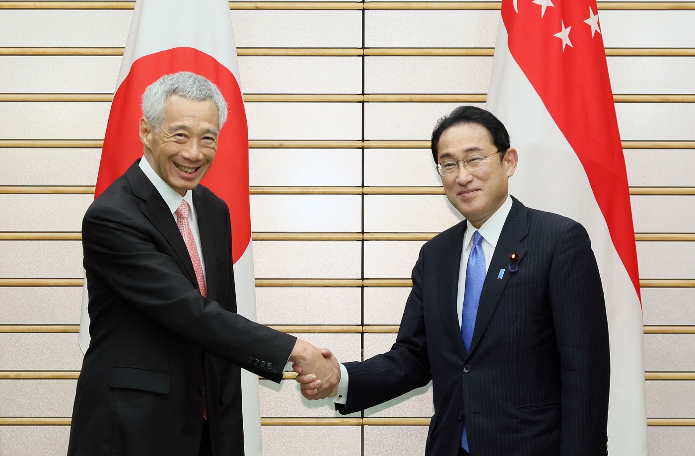 举行日本新加坡首脑会谈等
