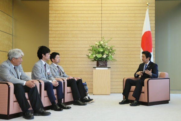 安倍总理在总理大臣官邸出席了第9届国际残疾人职业技能竞赛金牌获得者内阁总理大臣表彰仪式。