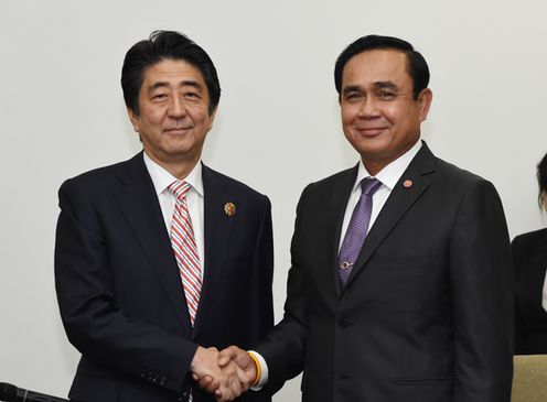 安倍总理为了出席东盟（ASEAN）相关首脑会议访问了马来西亚的吉隆坡。
