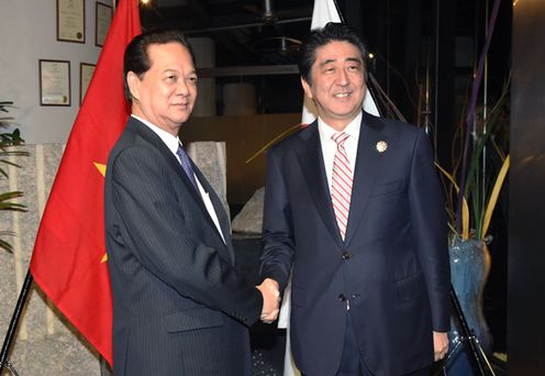 安倍总理为了出席东盟（ASEAN）相关首脑会议访问了马来西亚的吉隆坡。