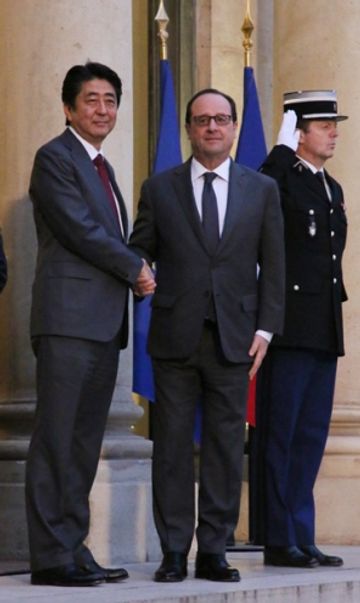 安倍总理访问了法兰西共和国的巴黎。