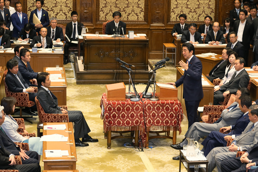 安倍总理在国家基本政策委员会两院联合审查会上进行了党首讨论。