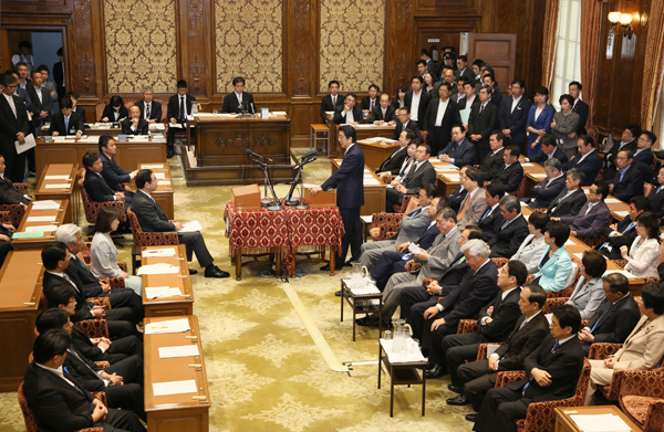 安倍总理在国家基本政策委员会两院联合审查会上进行了党首讨论。