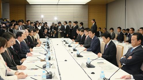 安倍总理在总理大臣官邸召开了第5次“工作方式改革实现会议”。