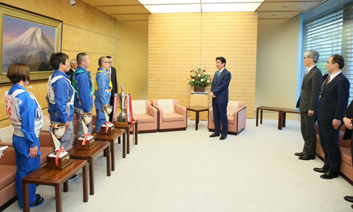 安倍总理在总理大臣官邸接受了4名第48届全国卡车司机大赛冠军的拜访。