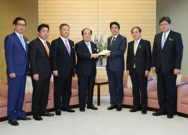 安倍总理在总理大臣官邸接受了大阪维新会的对熊本地震灾害的紧急要求。