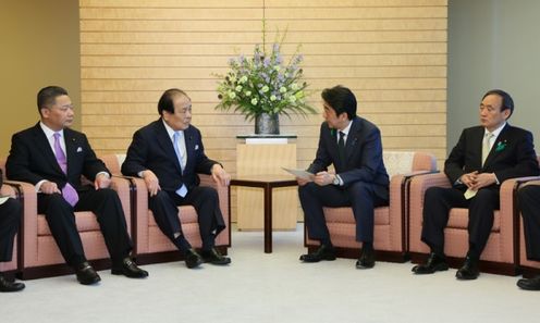 安倍总理在总理大臣官邸接受了大阪维新会的对熊本地震灾害的紧急要求。
