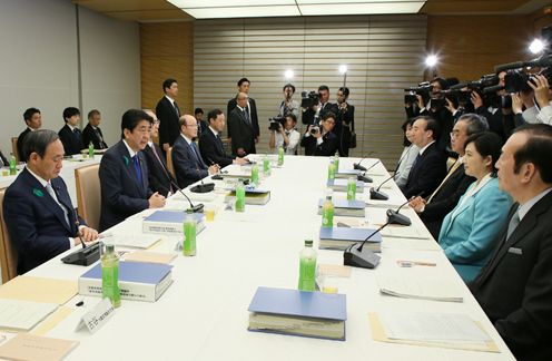 安倍总理在总理大臣官邸出席了第14次有关减轻天皇公务负担等的有识之士会议。