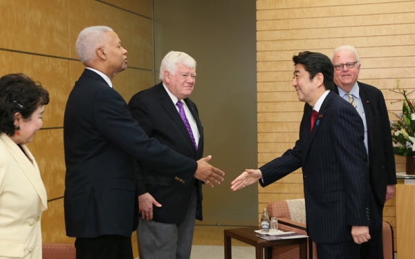 安倍总理在总理大臣官邸接受了参加日美国会议员会议的议员一行的拜会。